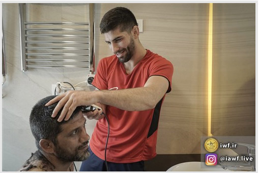 اصلاح موی سر رئیس در فدراسیون کشتی + عکس