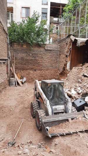 مصدومیت پیرزن در پی ریزش دیوار ساختمان قدیمی +عکس مصدومیت پیرزن در پی ریزش دیوار ساختمان قدیمی +عکس