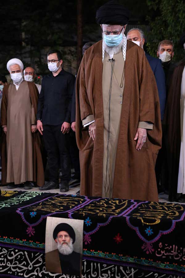 عکس | اقامه نماز رهبر انقلاب بر پیکر حجت&zwnj;الاسلام فاطمی&zwnj; نیا