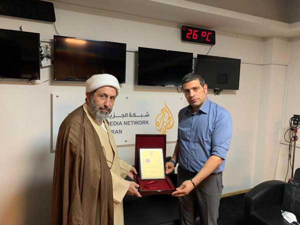 تقدیم لوح یابود شهید شیرین ابوعاقله به شبکه الجزیره تقدیم لوح یابود شهید شیرین ابوعاقله به شبکه الجزیره