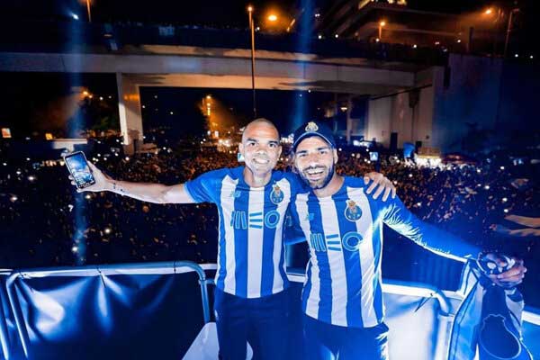 عکس | گفتگوی خواندنی با طارمی بعد از قهرمانی با پورتو