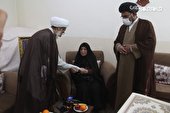 تجلیل از خانواده های شهدای روحانی شهرکردبا حضور مسئولان استان