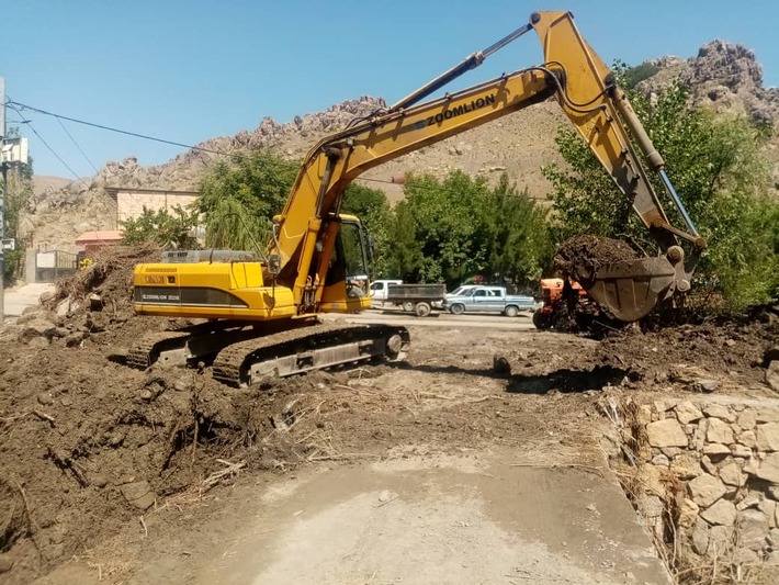 فرزاد بهشتی از عملیات لایروبی رودخانه و رفع خطر پل های غیر مجاز، در محدوده روستای ییلاقی عارفی واقع در منطقه ارتفاعات جنوبی مشهد مقدس خبر داد.