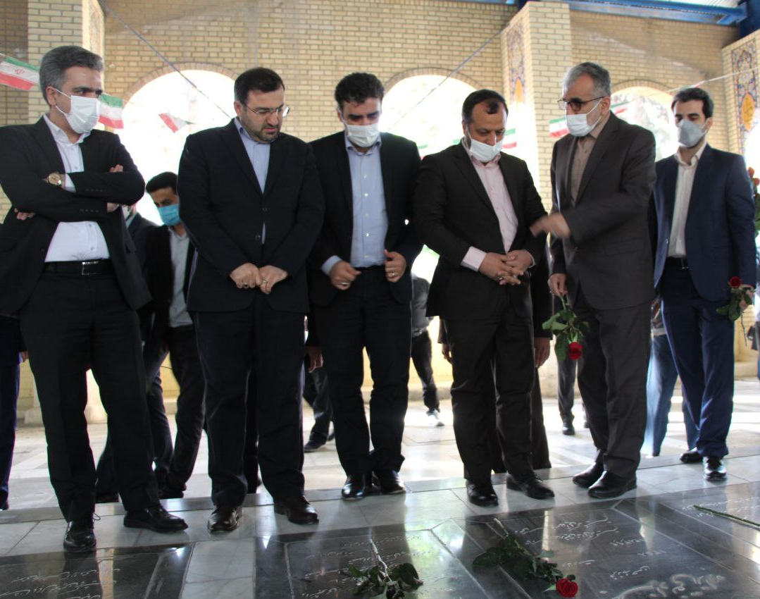 ادای احترام وزیر اقتصاد به مقام شامخ شهدای شهرقدس ادای احترام وزیر اقتصاد به مقام شامخ شهدای شهرقدس