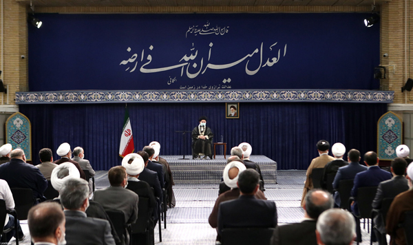 راز سربلندی جمهوری اسلامی در مقابل همه حوادث ایستادگی و نهراسیدن از دشمنان است راز سربلندی جمهوری اسلامی در مقابل همه حوادث ایستادگی و نهراسیدن از دشمنان است
