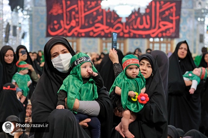 مادری ایستاده، طفل نُه ماهه‌اش را در آغوش دارد و با اشک برایش لالایی می‌خواند؛ دیگری دست بر سربند یا علی اصغر روی پیشانی نوزادش می‌کشد و به یاد کوچکترین شهید کربلا، آرام اشک می‌ریزد و حال و هوای محفل شیرخوارگان حسینی در حرم مطهر رضوی را تماشایی‌تر می‌کند