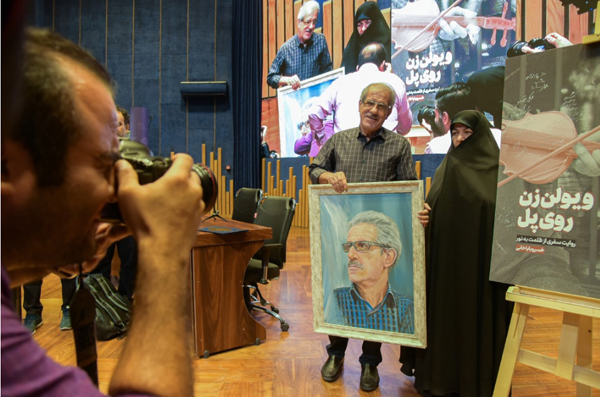 تقدیر رئیس مجلس از نویسنده «ویولن زن روی پل» تقدیر رئیس مجلس از نویسنده «ویولن زن روی پل»