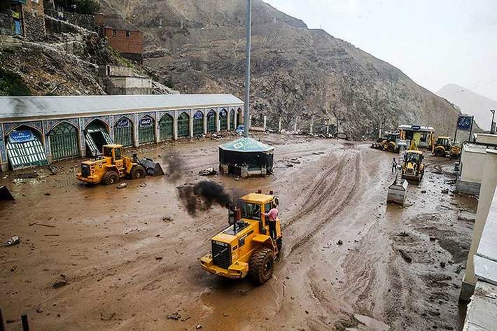 آمار قربانیان و مفقودی‌های سیل‌های اخیر در حال افزایش است، تا لحظه تنظیم این گزارش دست‌کم۵۳ نفر قربانی سیل شده‌اند و از سرنوشت حدود ۱۶ نفر نیز خبری در دست نیست؛ ماجرایی که ثابت می‌کند مساله پیشگیری از بحران هنوز برای برخی مدیران در اولویت نیست و برای آنها حضور در محل حادثه و گرفتن چند عکس با لباس‌های گل‌آلود  ارزش بیشتری دارد‌.