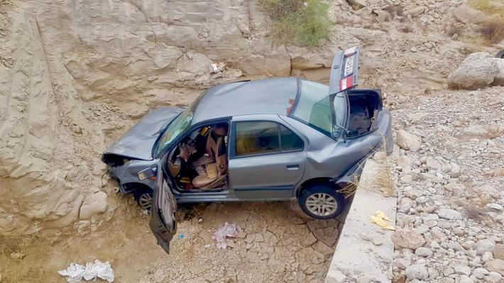 سقوط و برخورد خودرو سمند با دامنه تپه در جاده تازیان منجر به مرگ راننده شد.