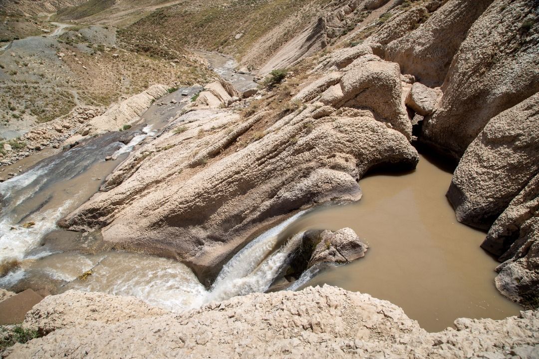 تلاش گسترده و شبانه روزی کارکنان خدوم خدماتی و مدیران شرکت آبفا استان جهت انتقال آب و عرضه آب شرب سالم به مردم چهار محال و بختیاری