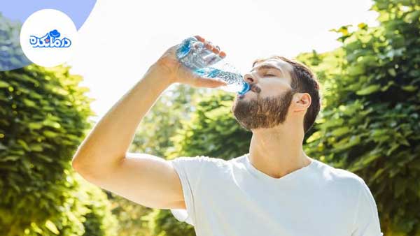 فردی در حال نوشیدن آب