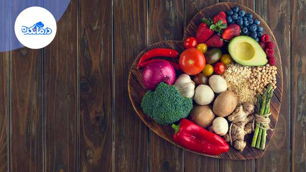 بشقابی از سبزیجات تازه و غنی از فیبر که بر کارکرد گوارش اثر می‌گذارند.