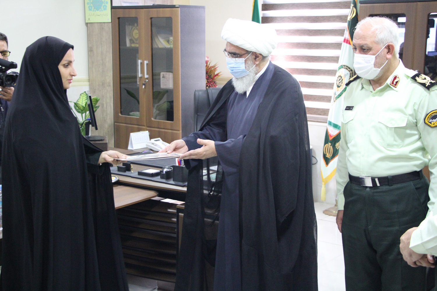 بازدید آیت الله صفایی بوشهری از اداره گذرنامه و تقدیر از کارکنان بازدید آیت الله صفایی بوشهری از اداره گذرنامه و تقدیر از کارکنان