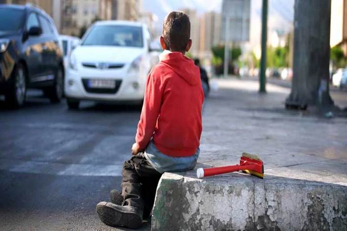 کودکان کار و خیابان دیده می‌شوند اما به حساب نمی‌آیند. این روزها به دلیل شرایط نامناسب اقتصادی حضور آنها در جامعه مشهودتر است. اما دستگاه‌های متولی اطلاعات قابل استنادی از آنها در اختیار ندارند. برای نمونه هنوز مشخص نیست در کشورمان چه تعداد کودک کار و خیابان وجود دارد. نبود بانک اطلاعاتی مناسب در این حوزه ‌سبب شده است که اندک حمایت‌هایی که در این حوزه انجام می‌شود نیز تاثیر گذار نباشد.