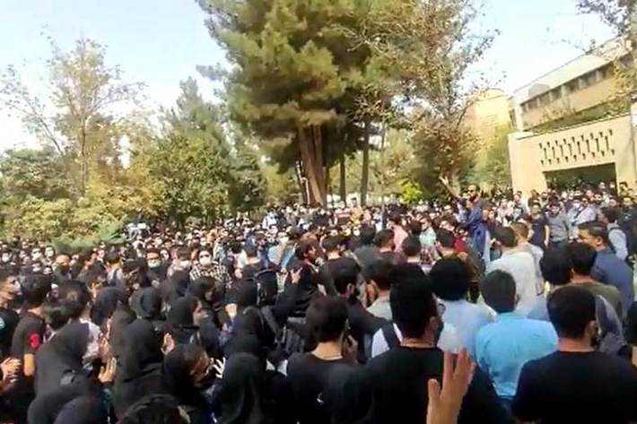 در روزهای اخیر تجمعاتی پراکنده در دانشگاه‌ها و برخی دیگر از نقاط کشور برگزار شد که نگران‌کننده بود؛ نگرانی از این بابت که بخشی از جامعه که خود را معترض می‌نامد، هیچ ایده‌ای برای بهبود شرایط ندارد.