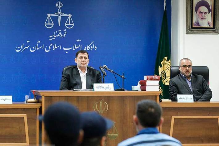 دادگاه رسیدگی به پرونده یکی دیگر از اغتشاشگران با حضور قاضی عموزاد رئیس دادگاه، مستشار دادگاه، نماینده دادستان، متهم و وکیل متهم برگزار شد.