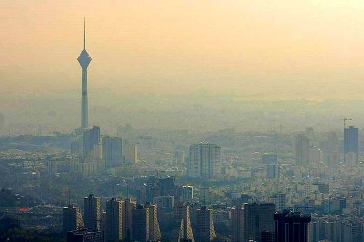 ‌شاخص‌هایی که مدیران براساس آن در خصوص کیفیت هوا برای شهروندان تصمیم‌گیری می‌کنند، چقدر با استانداردهای جهانی همخوانی دارد؟ رئیس مرکز تحقیقات آلودگی هوای دانشگاه علوم پزشکی تهران معتقد است؛ این شاخص‌ها‌ مناسب نیستند و مسئولان در این حوزه خط‌کش‌های اندازه‌گیری را ‌تغییر داده‌‌اند‌ و به نوعی برای بهتر نشان دادن شرایط ‌با اعداد بازی می‌کنند.