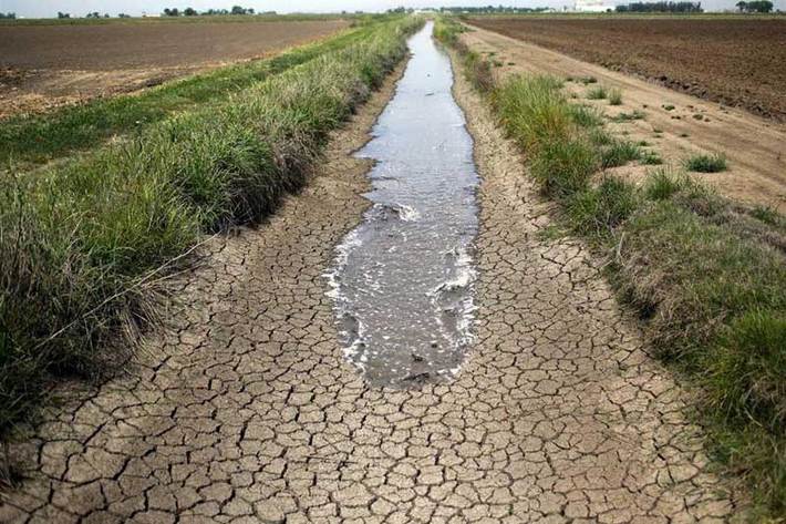 معاون شرکت مدیریت منابع آب ایران گفت: مصرف بیش از حد و تغییرات آب‌ و هوایی باعث شده‌ که امروز ۸۴ شهر کشور با بحران آب دست‌ و پنجه نرم کنند، البته با اجرای طرح‌های جهادی در حوزه آبرسانی میزان این شهرها نسبت به سال قبل حدود ۲۰ درصد کاهش یافته است.