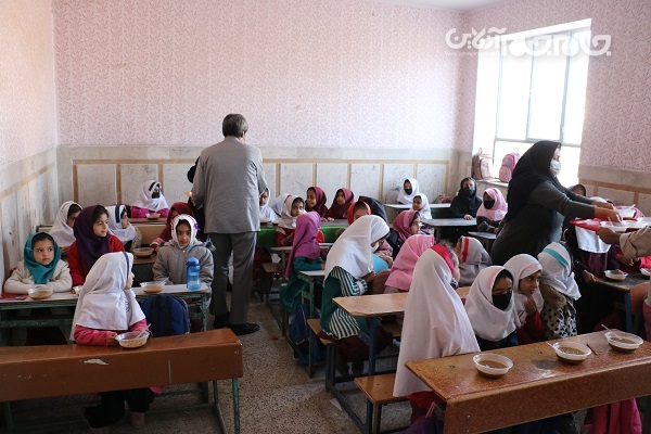 توزیع صبحانه گرم میان ۸۰۰ دانش آموز دختر حاشیه شهر زاهدان+تصاویر توزیع صبحانه گرم میان ۸۰۰ دانش آموز دختر حاشیه شهر زاهدان+تصاویر