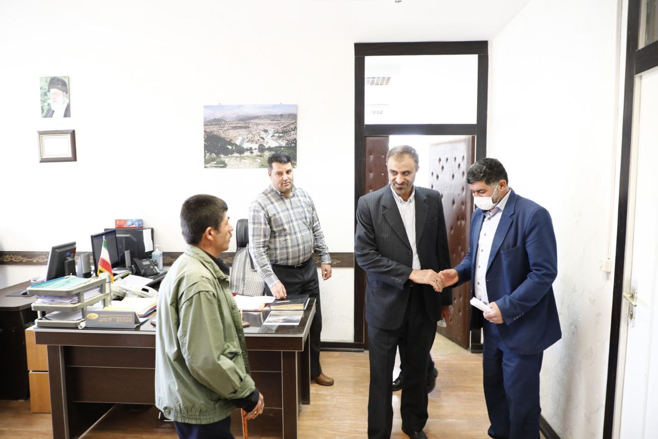 بازديد غیر مترقبه و سرزده استاندار چهار محال و بختیاری از معاونت های 4 گانه استانداری