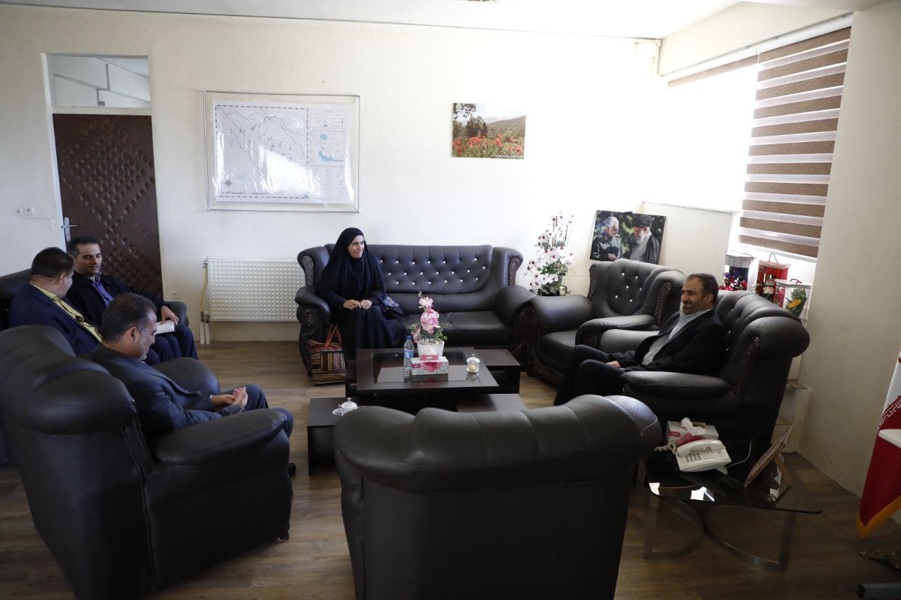 بازديد غیر مترقبه و سرزده استاندار چهار محال و بختیاری از معاونت های 4 گانه استانداری