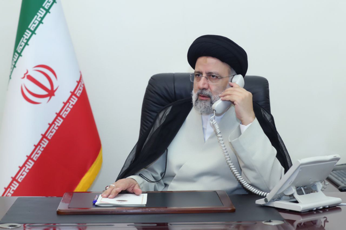 رئیس‌جمهور در تماس تلفنی با رهبر معظم انقلاب اسلامی ضمن تبریک سال نو، از حمایت‌ها و هدایت‌های ایشان تشکر و خاطرنشان کرد: دولت در سال جدید با همه توان، بهبود اقتصاد و معیشت مردم و تحقق شعار سال را دنبال خواهد کرد.