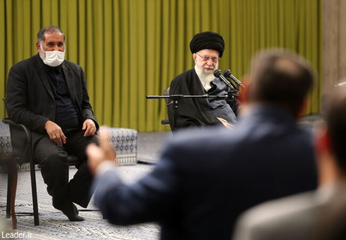 شعرخوانی طنز آقای مسلم حسن‌شاهی‌راویز از کرمان در جریان دیدار شاعران و اساتید ادبیات فارسی با رهبر انقلاب