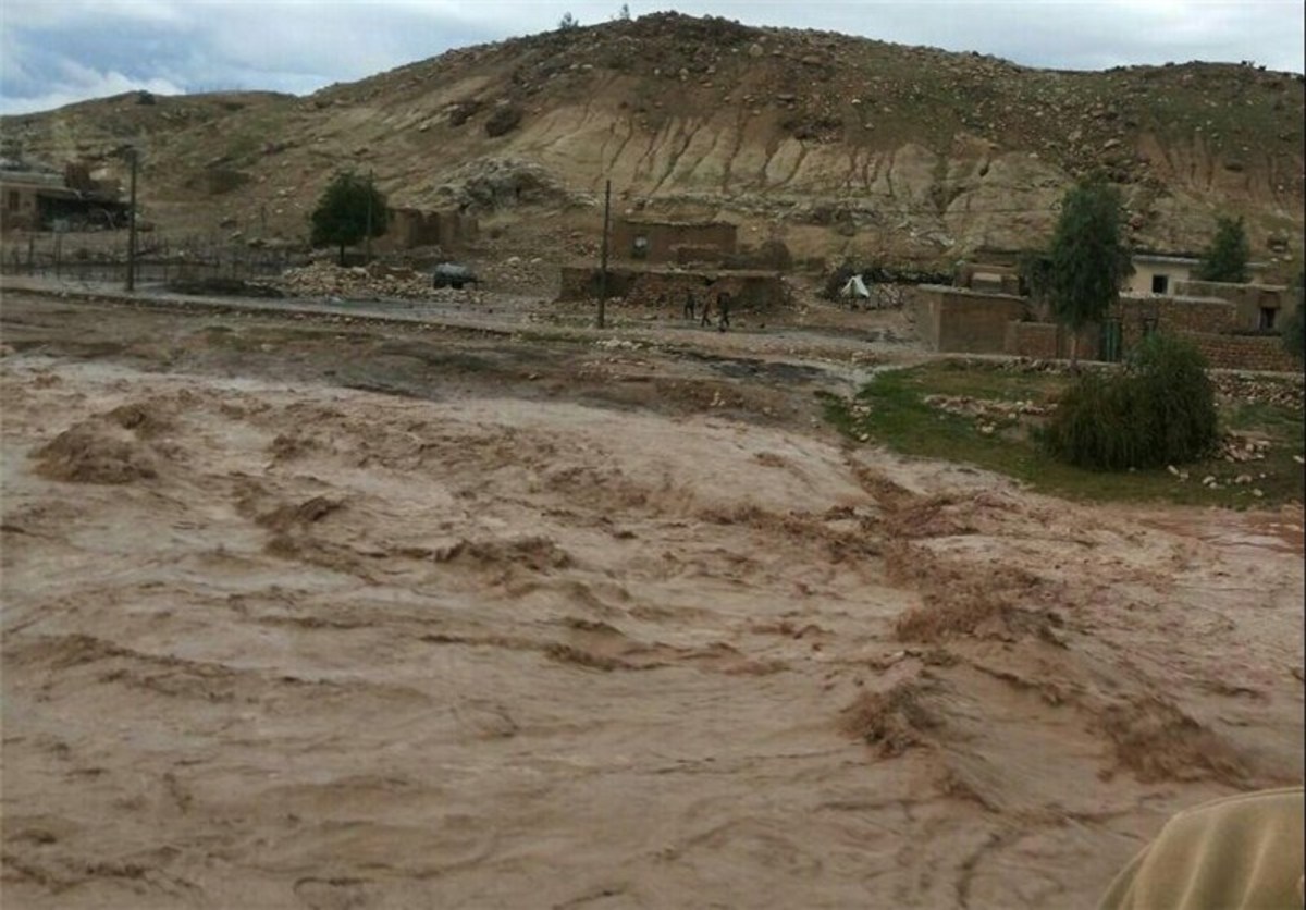 برخی روستاهای لرستان در پی فعالیت سامانه بارشی جدید تخلیه‌ و برخی محورها هم مسدود شده است.