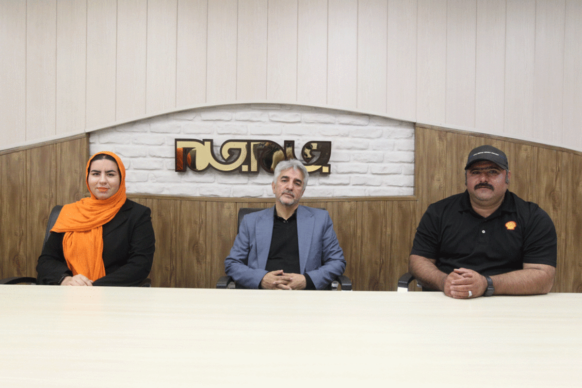 پس از یورش گله گرگ‌ها به روستا و تار و مارشدن گاو و گوسفندان روستاییان، زندگی اهالی با چالش جدیدی مواجه می‌شود. بزرگان روستا تلاش می‌کنند با شکار گرگ‌ها اوضاع را به حالت عادی برگردانند، اما هر بار به دلایلی موفق نمی‌شوند. به اجبار یکی از شکارچیان روستای بالا را استخدام می‌کنند.