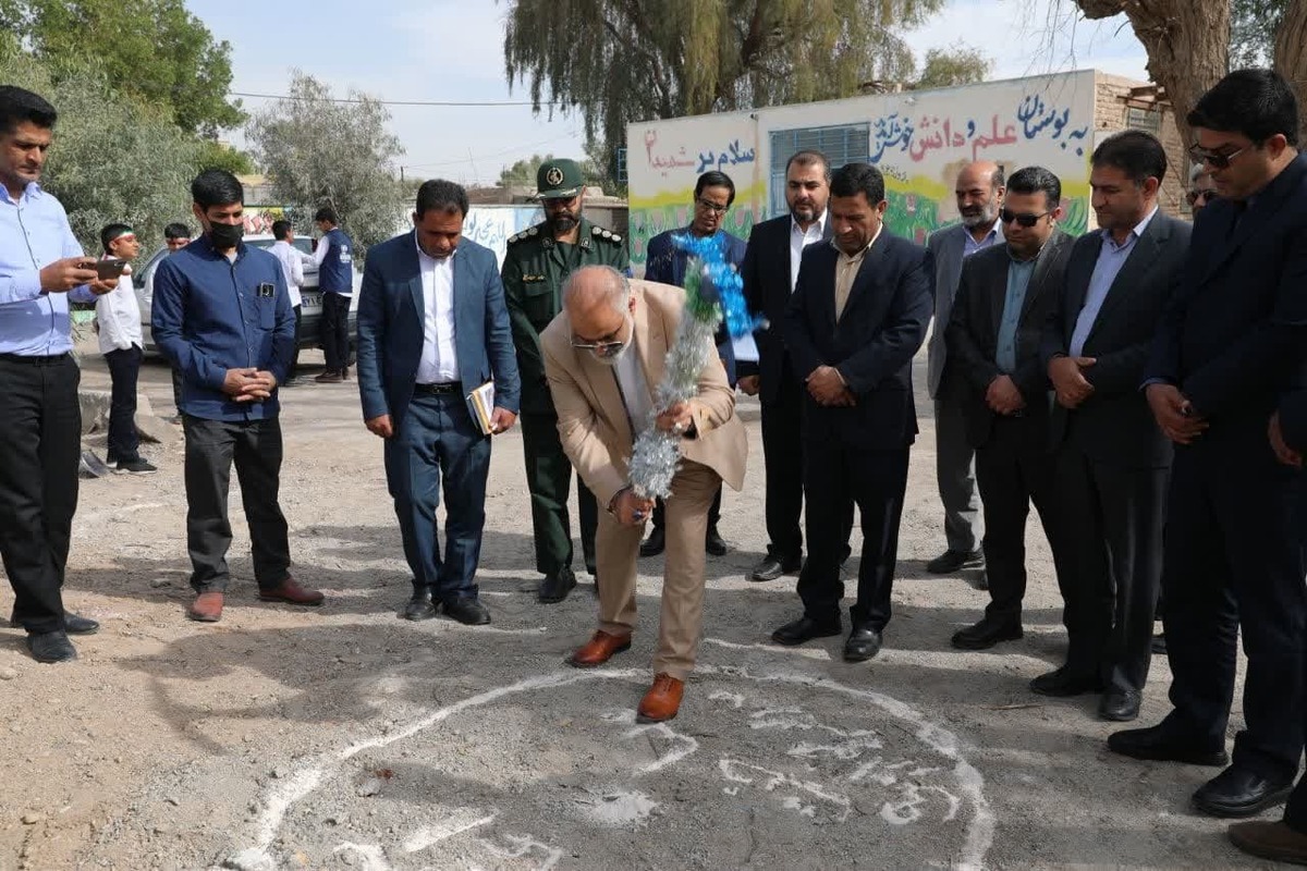 با حضور خیرمدرسه ساز و معاون مشارکت های مردمی اداره کل نوسازی مدارس کرمان، امضاء تفاهم نامه و کلنگ ساخت هنرستان ۱۲ کلاسه شهید هادی ذوالفقاری به زمین زده شد.