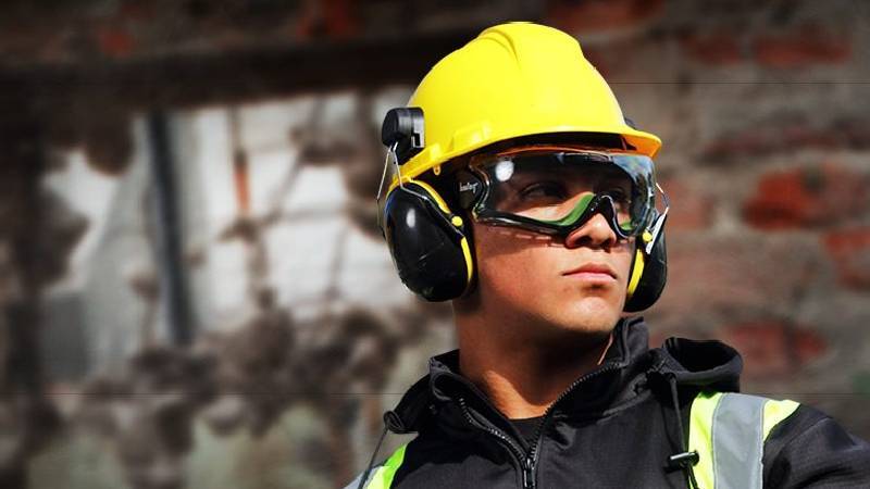 گوش گیر چیست؟ استانداردهای تجهیزات حفاظت از گوش