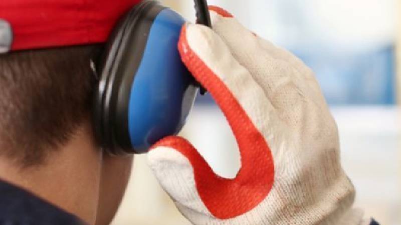 گوش گیر چیست؟ استانداردهای تجهیزات حفاظت از گوش