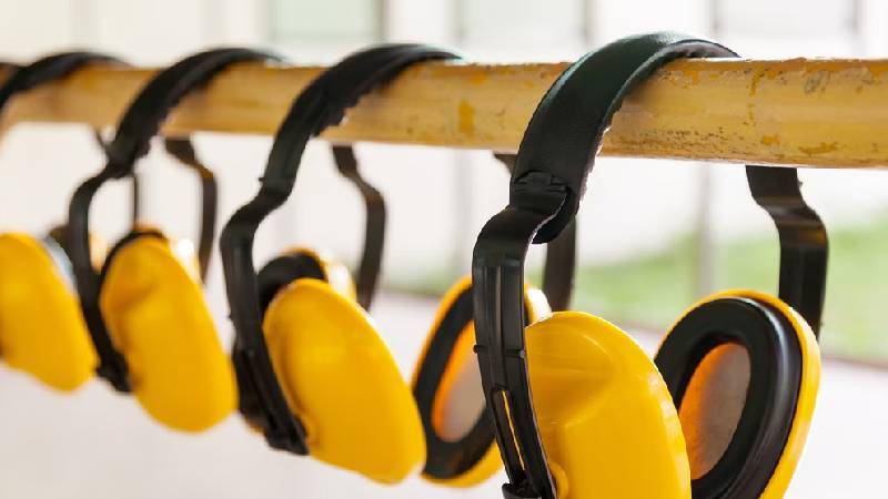 گوش گیر چیست؟ استانداردهای تجهیزات حفاظت از گوش