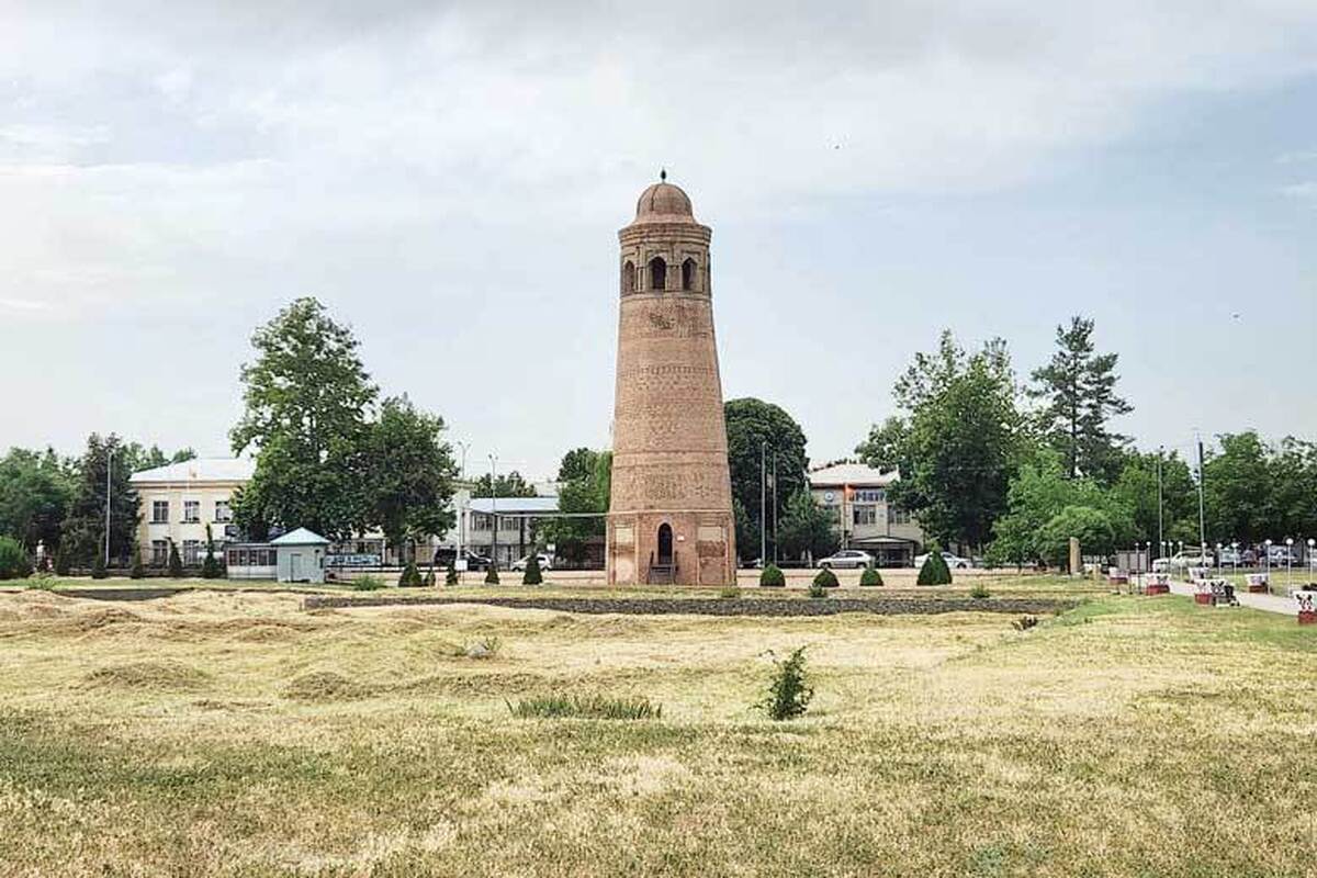 زیر آسمان وطن، همان وطنی که مصر و عراق و شام نیست امروز خود را به مرز‌های غربی کشور قرقیزستان رسانده است. در این صفحه بناست که پیوند فرهنگ ایرانی، زبان فارسی و تمدن اسلامی را در اقصی نقاط جهان به تماشا بنشینیم و تعامل فرهنگی، ادبی و تمدنی حوزه‌های مختلف را با یکدیگر و تاثیرگذاری آن‌ها را بر هم، عرضه کنیم. چه نمونه‌ای بهتر از کتیبه‌های فارسی و نقوش ایرانی در سرزمینی که با عنوان قرقیزستان امروزی شناخته می‌شود.