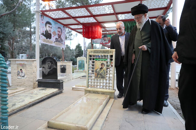 رهبر انقلاب در حرم مطهر امام راحل و گلزار شهدای بهشت زهرا (س) حضور یافتند