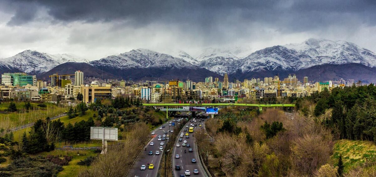 با شروع تعطیلات عید تعداد سفرهای مسافران ایرانی زیاد می‌شود. اگر شما نیز می­خواهید تعطیلات عید خود را در یکی از شهرهای داخلی سپری کنید با انتخاب مقصد نامناسب با حجم زیاد مسافران نوروزی مواجه خواهید بود. از ترافیک جاده‌ای گرفته تا شلوغی اماکن گردشگری شما را اذیت می­کند.