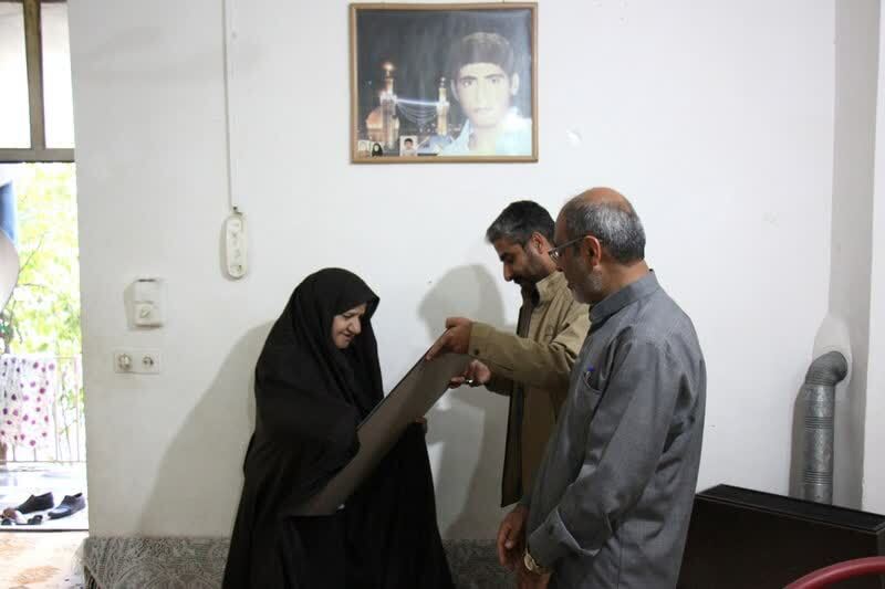  نقاشی دیجیتال پرتره شهید « ایرج کشفی بوشهری» به مادر شهید اهدا شد