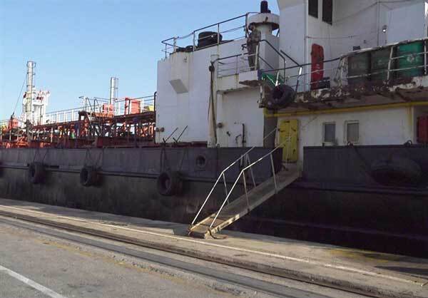 عکس | توقیف شناور خارجی با ۲ میلیون لیتر گازوئیل قاچاق در خلیج فارس عکس | توقیف شناور خارجی با ۲ میلیون لیتر گازوئیل قاچاق در خلیج فارس