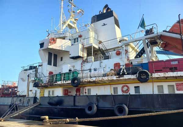 عکس | توقیف شناور خارجی با ۲ میلیون لیتر گازوئیل قاچاق در خلیج فارس عکس | توقیف شناور خارجی با ۲ میلیون لیتر گازوئیل قاچاق در خلیج فارس