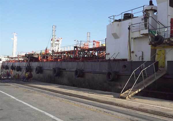 عکس | توقیف شناور خارجی با ۲ میلیون لیتر گازوئیل قاچاق در خلیج فارس عکس | توقیف شناور خارجی با ۲ میلیون لیتر گازوئیل قاچاق در خلیج فارس