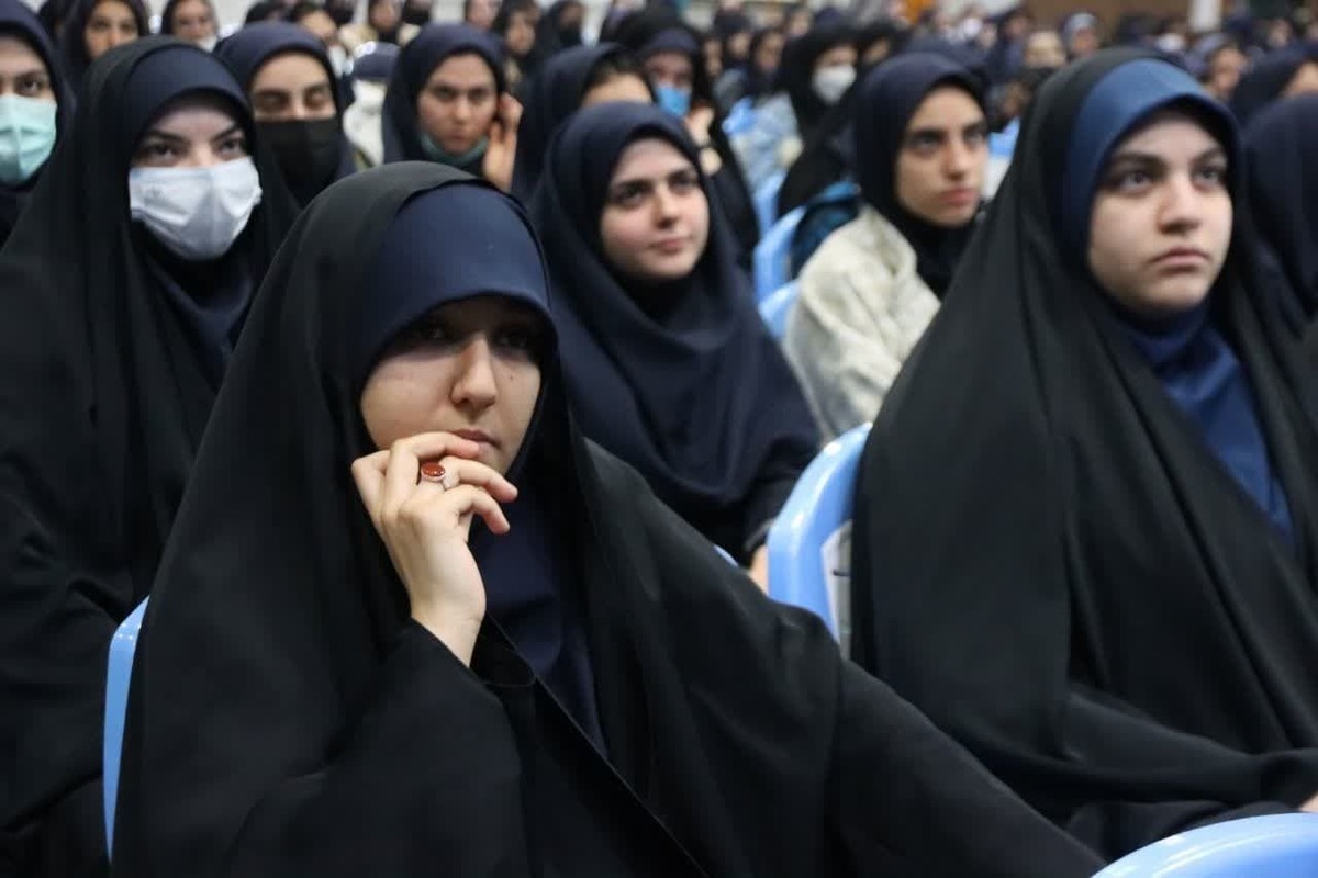 جشن تکلیف سیاسی ۵۵۰ دانش‌آموز دختر رای اولی اسلامشهر با حضور فرماندار و امام جمعه اسلامشهر در اردوگاه شهید غلامی برگزار شد.