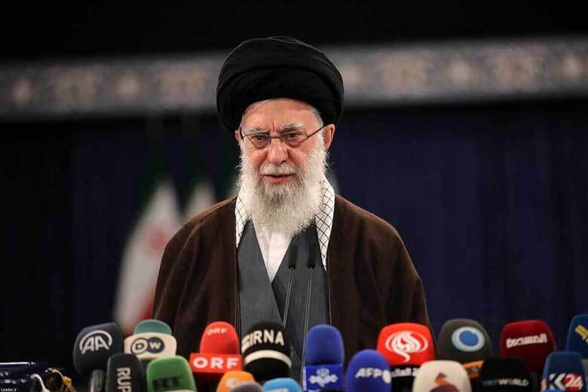 حضرت آیت‌الله خامنه‌ای فرمودند: ملت عزیز ما بدانند امروز چشم بسیاری از مردم دنیا، چه آحاد مردم و چه افراد سیاسی و صاحبان جایگاه‌های معتبر ملی و سیاسی، به ایران است.