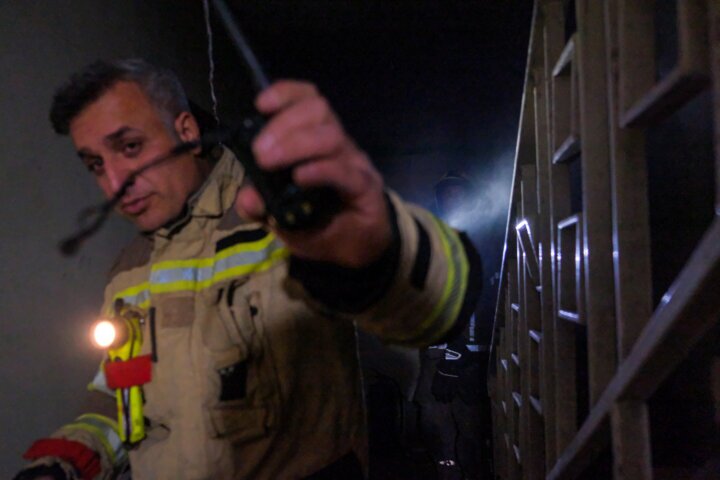 ببینید | مهار آتش سوزی پست برق ایستگاه مترو شوش | آتش ارتباطی با واگن‌ها نداشت