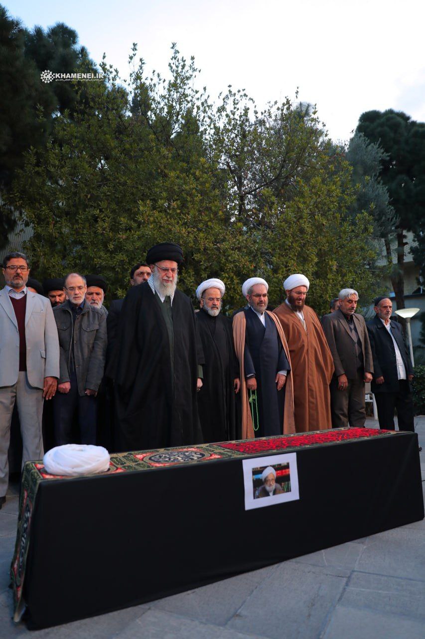 اقامه نماز رهبر معظم انقلاب بر پیکر آیتالله امامی کاشانی اقامه نماز رهبر معظم انقلاب بر پیکر آیتالله امامی کاشانی