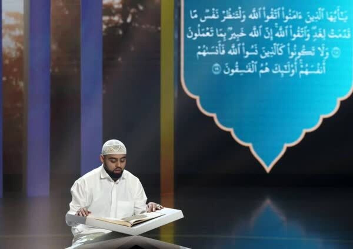 پس از حضور خواننده کره ای در برنامه محفل این بار بازیکن سابق آرسنال میهمان این برنامه شد.