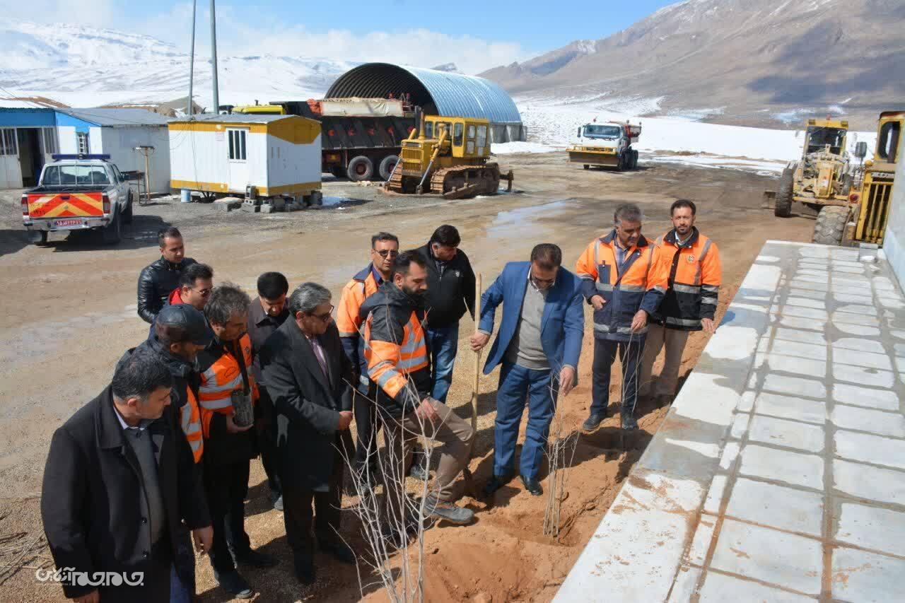 غرس ۴۰۰ اصله نهال توسط راهداران شهرستان بروجن بمناسبت هفته منابع طبیعی انجام شد غرس ۴۰۰ اصله نهال توسط راهداران شهرستان بروجن بمناسبت هفته منابع طبیعی انجام شد