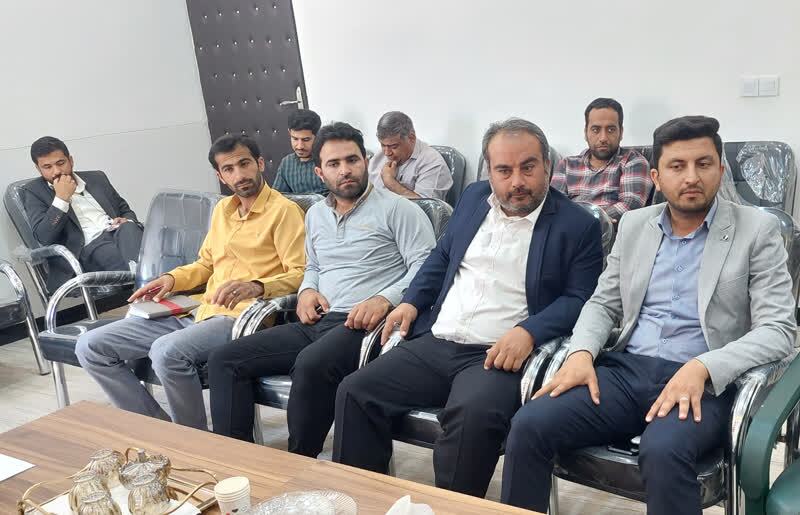 عامل تشویق جوانان برای حضور در مساجد و مراسمات باشید. عامل تشویق جوانان برای حضور در مساجد و مراسمات باشید.