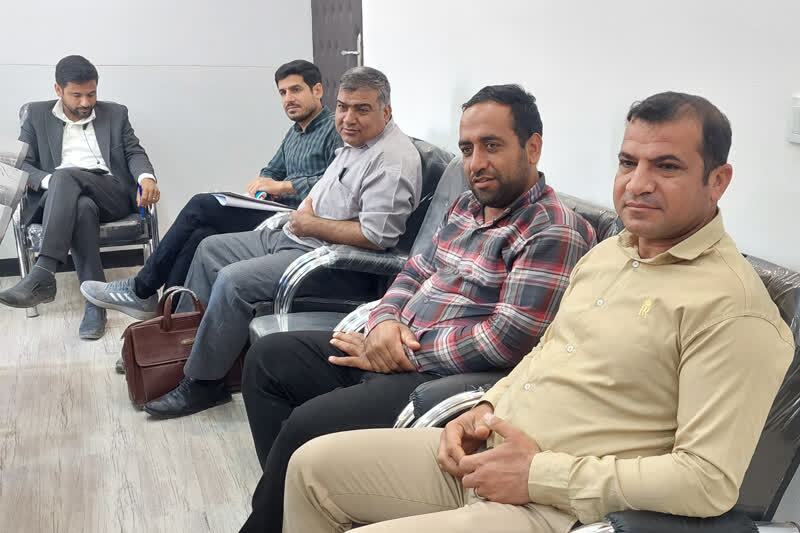 عامل تشویق جوانان برای حضور در مساجد و مراسمات باشید. عامل تشویق جوانان برای حضور در مساجد و مراسمات باشید.