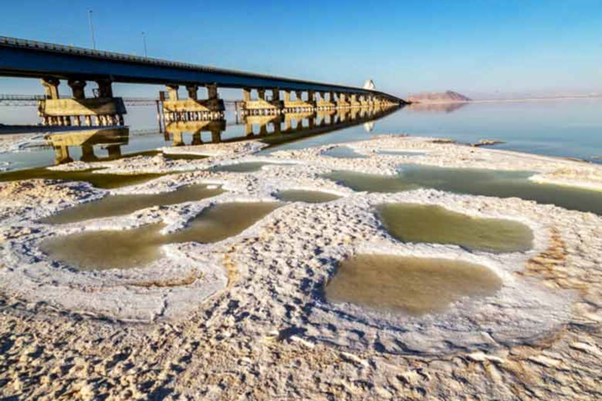 عضو هیات علمی دانشکده منابع طبیعی دانشگاه ارومیه می‌گوید: این روزها سطح تراز دریاچه ارومیه نسبت به مدت مشابه سال گذشته حدود 40 سانتی‌متر کاهش یافته است و با توجه به افزایش دمای هوا در تابستان پیش‌رو احتمال خشکیدن دریاچه جدی است.