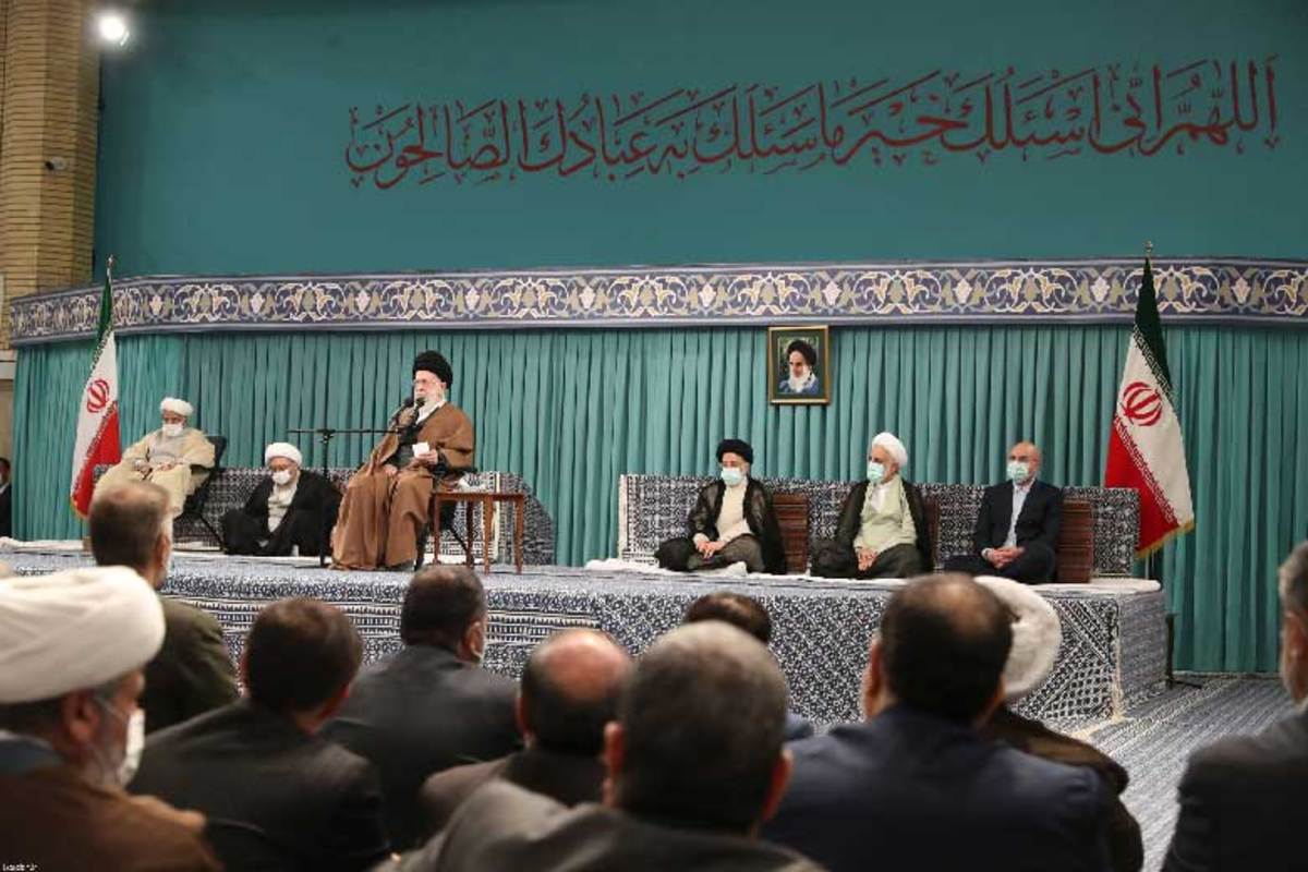 رهبر معظم انقلاب اسلامی پیش از ظهر امروز (شنبه) در دیدار جمعی از مردم، مسئولان و کارگزاران نظام و سفرای کشورهای اسلامی، اتحاد را نیاز مبرم و ضروری امت اسلامی خواندند و با اشاره به زوال محسوس رژیم صهیونیستی و کاهش مشهود قدرت بازدارندگی آن گفتند: این پیشرفت مهم به برکت ایستادگی و مقاومت ملت و جوانان فلسطینی رخ داده و راهبرد امروز جهان اسلام باید بر کمک و تقویت عناصر مبارز داخل فلسطین متمرکز باشد.
